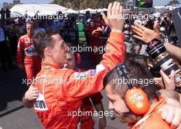 03.03.2001 Melbourne, Australien, Michael Schumacher jubelt am Samstag nach seiner schnellsten Zeit im Qualifying. Schumacher startet morgen aus der Pole-Position zum Formel 1 Grand Prix im australischen Melbourne.c xpb.cc