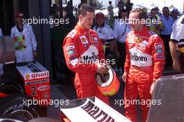 03.03.2001 Melbourne, Australien, Michael Schumacher und Rubens Barrichello am Samstag nach Schumachers schnellster Zeit im Qualifying. Schumacher startet morgen aus der Pole-Position zum Formel 1 Grand Prix im australischen Melbourne. c  OnlineSport