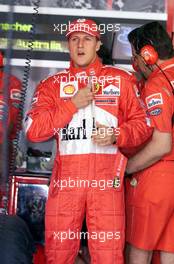 03.03.2001 Melbourne, Australien, Michael Schumacher heute in der Ferrari-Box beim Qualifying zum Formel 1 Grand Prix im australischen Melbourne. c xpb.cc