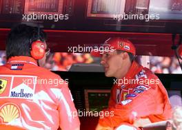 03.03.2001 Melbourne, Australien, Ross Brawn und Michael Schumacher am Ferrari-Leitstand am Samstag beim Qualifying zum Formel 1 Grand Prix im australischen Melbourne. c  xpb.cc