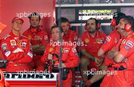 03.03.2001 Melbourne, Australien, Michael Schumacher mit Jean Todt und seiner Crew heute in der Ferrari-Box beim Qualifying zum Formel 1 Grand Prix im australischen Melbourne. c xpb.cc