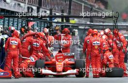 04.03.2001 Melbourne, Australien, Michael Schumacher (Ferrari) bei seinem Boxenstop heute beim Formel 1 Grand Prix im australischen Melbourne. c xpb.cc