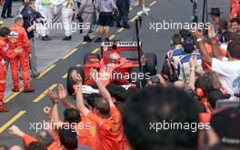 04.03.2001 Melbourne, Australien, Michael Schumacher im Ferrari heute nach seinem Sieg beim Formel 1 Grand Prix im australischen Melbourne. c xpb.cc