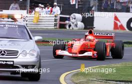 04.03.2001 Melbourne, Australien, Michael Schumacher (Ferrari) hinter dem Safety-Car heute beim Formel 1 Grand Prix im australischen Melbourne. c xpb.cc