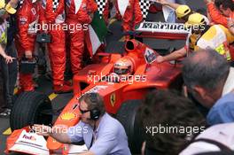 04.03.2001 Melbourne, Australien, Michael Schumacher im Ferrari heute nach seinem Sieg beim Formel 1 Grand Prix im australischen Melbourne. c xpb.cc