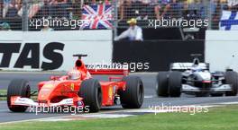 04.03.2001 Melbourne, Australien, Michael Schumacher (Ferrari) vor David Coulthard (McLaren) heute beim Formel 1 Grand Prix im australischen Melbourne. c xpb.cc