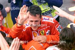 04.03.2001 Melbourne, Australien, Michael Schumacher jubelt heute nach seinem Sieg beim Formel 1 Grand Prix im australischen Melbourne. c xpb.cc