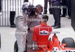 04.03.2001 Melbourne, Australien, David Coulthard gratuliert Michael Schumacher heute nach Schumachers Sieg beim Formel 1 Grand Prix im australischen Melbourne. c OnlineSport