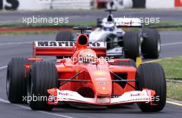 04.03.2001 Melbourne, Australien, Michael Schumacher (Ferrari) vor David Coulthard (McLaren) heute beim Formel 1 Grand Prix im australischen Melbourne. c xpb.cc