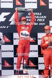 04.03.2001 Melbourne, Australien, Michael Schumacher und Rubens Barrichello bei Siegerehrung heute nach Schumachers Sieg beim Formel 1 Grand Prix im australischen Melbourne. c xpb.cc