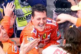 04.03.2001 Melbourne, Australien, Michael Schumacher jubelt heute nach seinem Sieg beim Formel 1 Grand Prix im australischen Melbourne. c xpb.cc