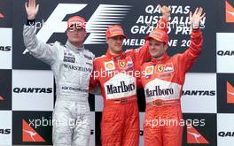 04.03.2001 Melbourne, Australien, David Coulthard, Michael Schumacher und Rubens Barrichello bei Siegerehrung heute nach Schumachers Sieg beim Formel 1 Grand Prix im australischen Melbourne. c xpb.cc