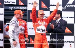 04.03.2001 Melbourne, Australien, Michael Schumacher jubelt mit Jean Todt heute nach seinem Sieg beim Formel 1 Grand Prix im australischen Melbourne. c xpb.cc