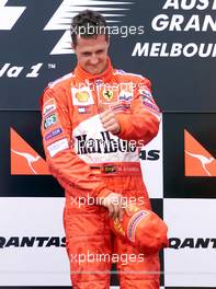 04.03.2001 Melbourne, Australien, Michael Schumacher jubelt heute nach seinem Sieg beim Formel 1 Grand Prix im australischen Melbourne.  c xpb.cc