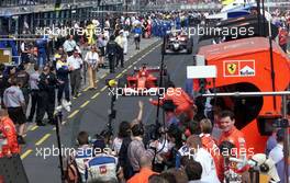 04.03.2001 Melbourne, Australien, Michael Schumacher im Ferrari heute nach seinem Sieg beim Formel 1 Grand Prix im australischen Melbourne.  c xpb.cc