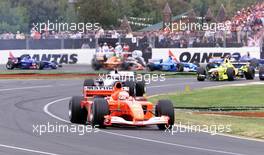 04.03.2001 Melbourne, Australien, Michael Schumacher (Ferrari) vor David Coulthard (McLaren) heute beim Formel 1 Grand Prix im australischen Melbourne. c xpb.cc