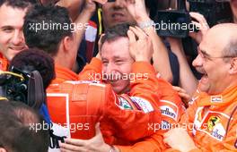 04.03.2001 Melbourne, Australien, Michael Schumacher jubelt mit Jean Todt heute nach seinem Sieg beim Formel 1 Grand Prix im australischen Melbourne. c xpb.cc