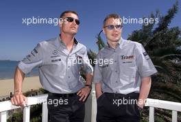 01.03.2001 Melbourne, Australien, David Coulthard und Mika Hakkinen heute bei Pressetermin am St.Kilda Beach zur neuen Formel 1 Saison im australischen Melbourne. c xpb.cc