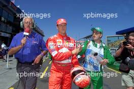 01.03.2001 Melbourne, Australien, Michael Schumacher (Ferrari) heute in der Boxengasse zur neuen Formel 1 Saison im australischen Melbourne.  c xpb.cc 