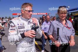 01.03.2001 Melbourne, Australien, Mika HSkkinen (McLaren-Mercedes) heute auf dem Weg zur Pressekonferenz zur neuen Formel 1 Saison im australischen Melbourne. c xpb.cc