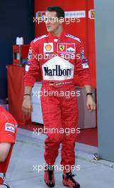 01.03.2001 Melbourne, Australien, Michael Schumacher (Ferrari) heute in der Boxengasse zur neuen Formel 1 Saison im australischen Melbourne. c xpb.cc