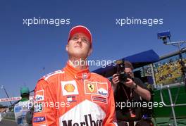 01.03.2001 Melbourne, Australien, Michael Schumacher (Ferrari) heute in der Boxengasse zur neuen Formel 1 Saison im australischen Melbourne. c xpb.cc