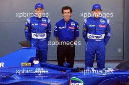28.02.2001 Melbourne, Australien, Die F1-Piloten Jean Alesi und Gaston Mazzacane mit Teamchef Alain Prost am Mittwoch bei PrSsentation des neuen Formel 1 Prost AP04 in der Boxengasse der Formel 1 Strecke im australischen Melbourne. c xpb.cc