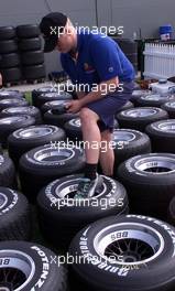 28.02.2001 Melbourne, Australien, Ein Bridgestone-Techniker prYft die Reifen seiner Firma in der Boxengasse am Mittwoch vor der Ersffnung der neuen Formel 1 Saison im australischen Melbourne. c xpb.cc