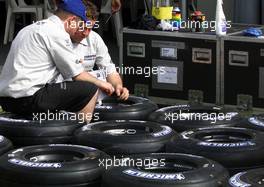 28.02.2001 Melbourne, Australien, Zwei Michelin-Techniker prYfen die Reifen ihrer Firma in der Boxengasse am Mittwoch vor der Ersffnung der neuen Formel 1 Saison im australischen Melbourne. c xpb.cc