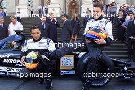 28.02.2001 Melbourne, Australien, Die F1-Piloten Tarso Marques und Fernando Alonso bei PrSsentation des neuen Formel 1 Minardi vor dem ParlamentsgebSude im australischen Melbourne. c xpb.cc