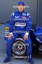 28.02.2001 Melbourne, Australien, F1-Pilot Jean Alesi am Mittwoch bei PrSsentation des neuen Formel 1 Prost AP04 in der Boxengasse der Formel 1 Strecke im australischen Melbourne.  c xpb.cc