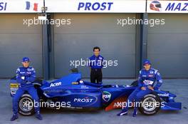 28.02.2001 Melbourne, Australien, Die F1-Piloten Jean Alesi und Gaston Mazzacane mit Teamchef Alain Prost am Mittwoch bei PrSsentation des neuen Formel 1 Prost AP04 in der Boxengasse der Formel 1 Strecke im australischen Melbourne.  c xpb.cc