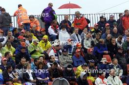 01.09.2001 Spa, Belgien, Formel 1 Fans im Regen am Samstag (01.09.2001) beim Training zum Formel 1 Grand Prix von Belgien am Sonntag in Spa. c xpb.cc