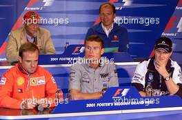 30.08.2001 Spa, Belgien, Niki Lauda, Willy Rampf (Sauber) Rubens Barrichello, David Coulthard und Ralf Schumacher am Donnerstag (30.08.2001) bei Pressekonferenz zum Formel 1 Grand Prix von Belgien am Sonntag in Spa. c xpb.cc