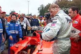 02.09.2001 Spa, Belgien, Mika Hakkinen begutachtet den Ferrari von Michael Schumacher am Sonntag (02.09.2001) nach dem Formel 1 Grand Prix von Belgien am Sonntag in Spa. c Alex Grimm/xpb.cc