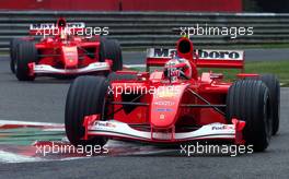 31.08.2001 Spa, Belgien, Rubens Barrichello vor Michael Schumacher im Ferrari am Freitag (31.08.2001) beim 1.Freien Training zum Formel 1 Grand Prix von Belgien am Sonntag in Spa. c Alex Grimm/xpb.cc