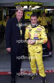 31.08.2001 Spa, Belgien, Toni Schumacher mit Jean Alesi vor der Jordan-Box am Freitag (31.08.2001 beim 1.Freien Training zum Formel 1 Grand Prix von Belgien am Sonntag in Spa. c xpb.cc