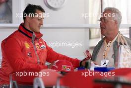 30.08.2001 Spa, Belgien, Michael Schumacher und Vater Rolf am Donnerstag (30.08.2001) im Fahrerlager zum Formel 1 Grand Prix von Belgien am Sonntag in Spa. c xpb.cc