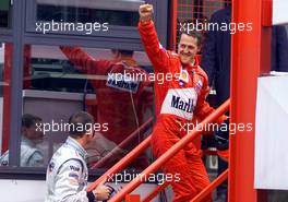 02.09.2001 Spa, Belgien, Michael Schumacher jubelt am Sonntag (02.09.2001) nach seinem Sieg vor David Coulthard beim Formel 1 Grand Prix von Belgien am Sonntag in Spa. c xpb.cc