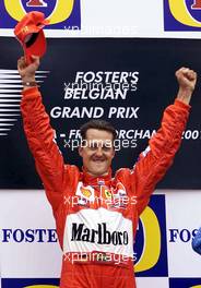 02.09.2001 Spa, Belgien, Michael Schumacher jubelt am Sonntag (02.09.2001) nach seinem Sieg beim Formel 1 Grand Prix von Belgien am Sonntag in Spa. c xpb.cc