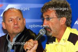 31.08.2001 Spa, Belgien, Eddie Jordan und Ron Dennis am Freitag (31.08.2001) bei Pressekonferenz nach dem 2.Freien Training zum Formel 1 Grand Prix von Belgien am Sonntag in Spa. c Alex Grimm/xpb.cc