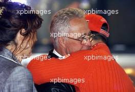 02.09.2001 Spa, Belgien, Michael Schumacher umarmt Vater Rolf Schumacher im Ferrari-Motorhome am Sonntag (02.09.2001) nach dem Formel 1 Grand Prix von Belgien am Sonntag in Spa. c xpb.cc