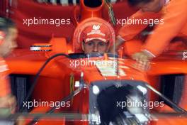 01.09.2001 Spa, Belgien, Michael Schumacher in der Ferrari-Box am Samstag (01.09.2001) beim Training zum Formel 1 Grand Prix von Belgien am Sonntag in Spa. c xpb.cc