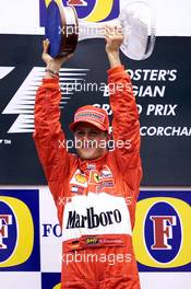 02.09.2001 Spa, Belgien, Michael Schumacher jubelt am Sonntag (02.09.2001) nach seinem Sieg beim Formel 1 Grand Prix von Belgien am Sonntag in Spa. c xpb.cc