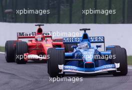 02.09.2001 Spa, Belgien, Giancarlo Fisichella im Benetton vor Rubens Barrichello im Ferrari am Sonntag (02.09.2001) beim Formel 1 Grand Prix von Belgien am Sonntag in Spa. c Alex Grimm/xpb.cc