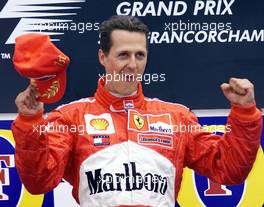 02.09.2001 Spa, Belgien, Michael Schumacher jubelt am Sonntag (02.09.2001) nach seinem Sieg beim Formel 1 Grand Prix von Belgien am Sonntag in Spa. c xpb.cc