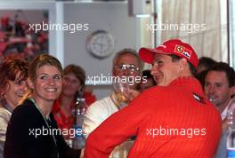 02.09.2001 Spa, Belgien, Michael Schumacher, Ehefrau Corinna, Vater Rolf Schumacher mit Freundin bei einer Feier im Ferrari-Motorhome am Sonntag (02.09.2001) nach dem Formel 1 Grand Prix von Belgien am Sonntag in Spa. c Alex Grimm/xpb.cc