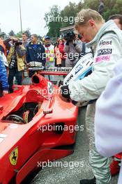 02.09.2001 Spa, Belgien, Mika Hakkinen begutachtet den Ferrari von Michael Schumacher am Sonntag (02.09.2001) nach dem Formel 1 Grand Prix von Belgien am Sonntag in Spa. c Alex Grimm/xpb.cc