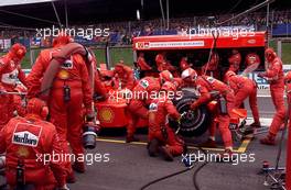 02.09.2001 Spa, Belgien, Michael Schumacher (Ferrari) beim Boxenstop am Sonntag (02.09.2001) beim Formel 1 Grand Prix von Belgien am Sonntag in Spa. c Alex Grimm/xpb.cc