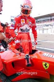 29.07.2001 Hockenheim, Deutschland, Michael Schumacher steigt aus seinem Ferrari am Sonntag (29.07.2001) vor dem Start zum Formel 1 Grand Prix von Deutschland am Hockenheimring.  c xpb.cc